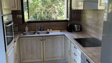 Kühlschrank, Mikrowelle, Ofen, Geschirrspüler