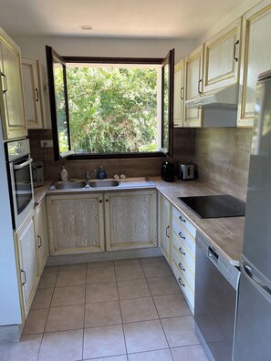 Fridge, microwave, oven, dishwasher - Villa with panoramic lake view close to the beach (Conjux)