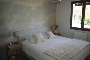 2 bedrooms, desk, iron/ironing board, travel crib - Villa with panoramic lake view close to the beach (Conjux)