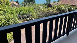 A balcony with a view of a lake and mountains. - Villa with panoramic lake view close to the beach (Conjux)