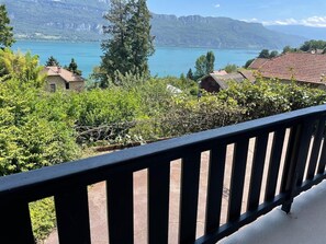 Property grounds - Villa with panoramic lake view close to the beach (Conjux)