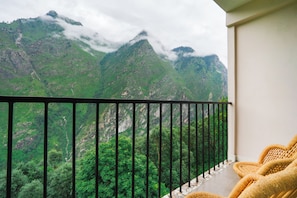 Premium Room | Balcony view - Deva's Retreat (Joshimath)