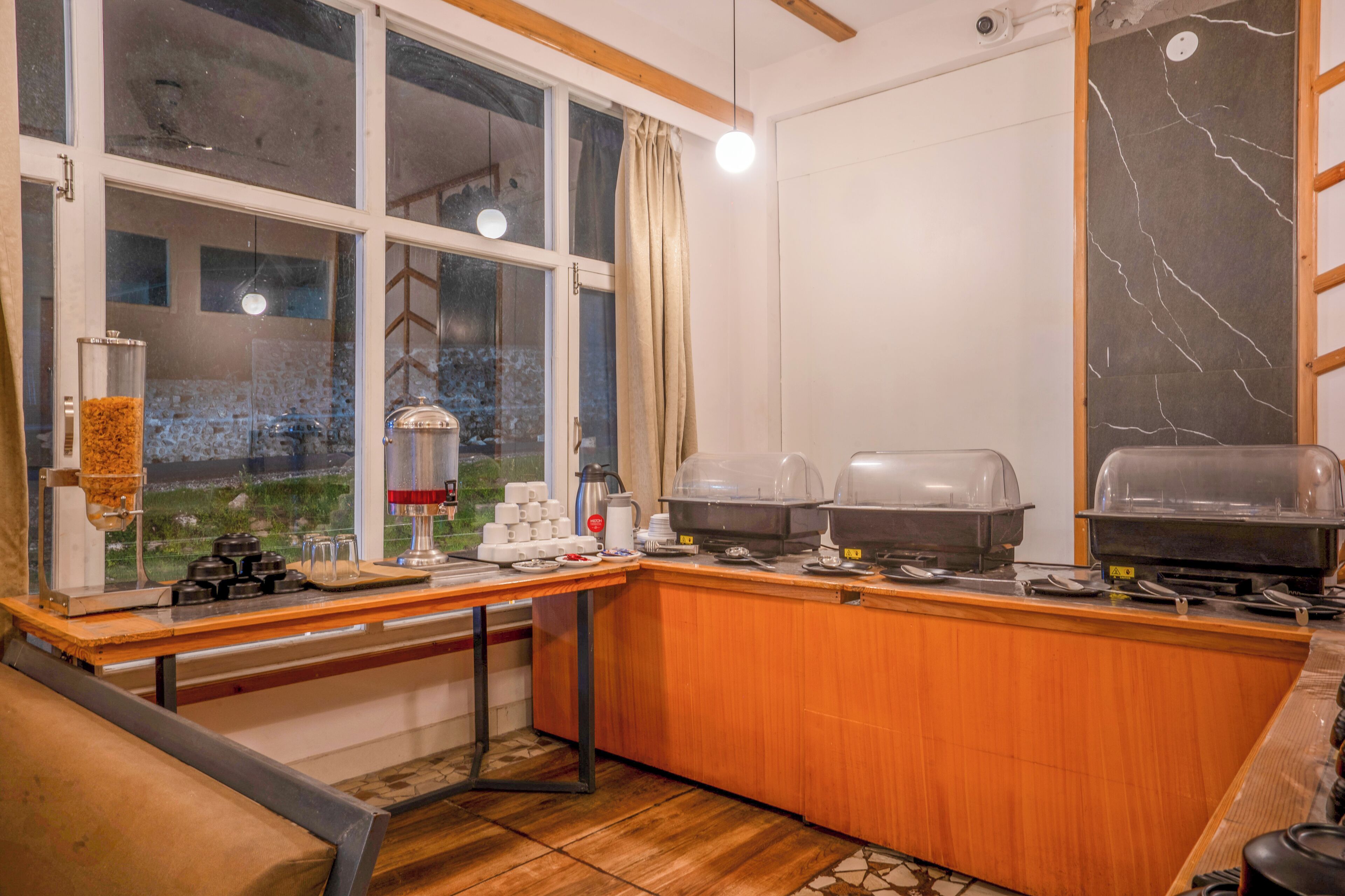 Una cocina con encimera de madera, una cafetera, un hervidor y una jarra de café.