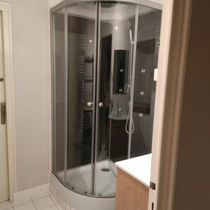 Secadora de cabello y papel de baño 