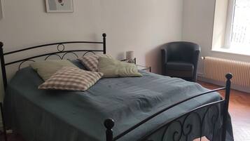 2 habitaciones, tabla de planchar con plancha y cuna de viaje