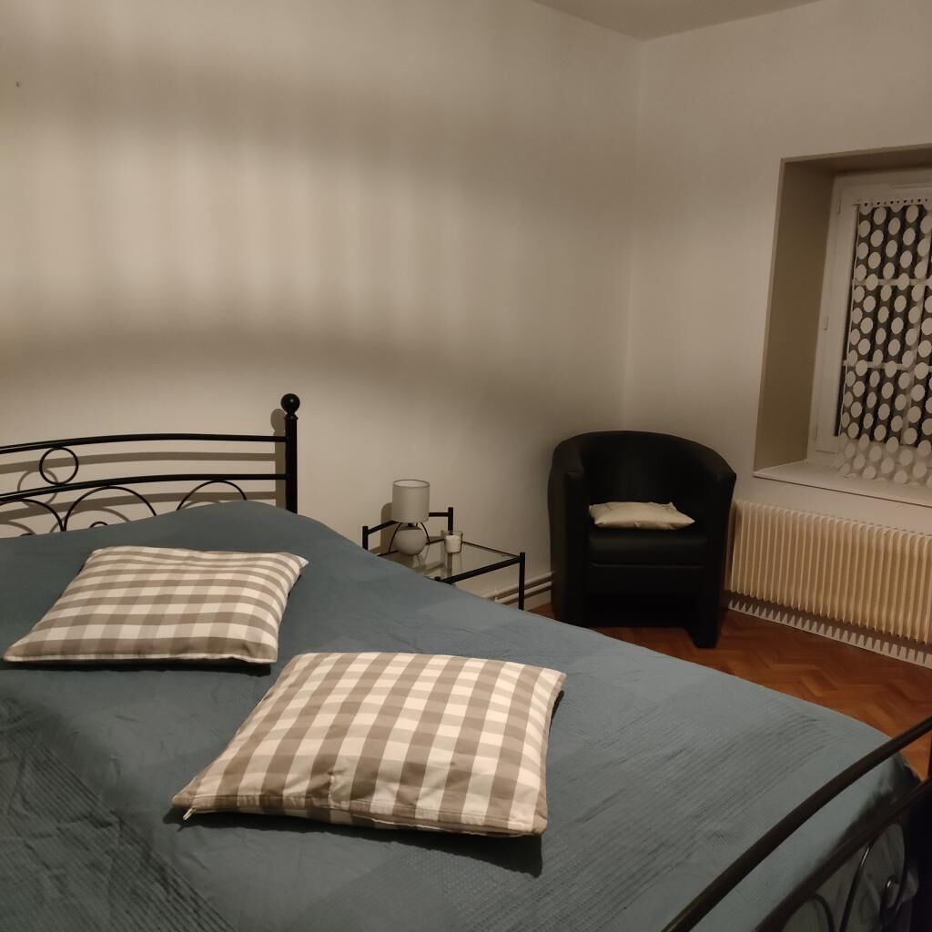 2 habitaciones, tabla de planchar con plancha y ropa de cama 