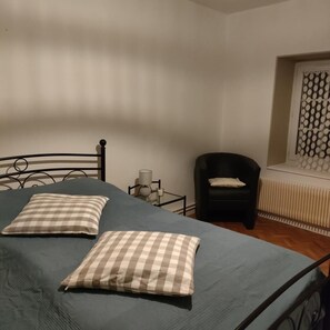 2 chambres, fer et planche à repasser, draps fournis