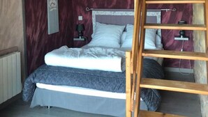 1 bedroom, iron/ironing board, travel cot, free WiFi - Comfortable stone cottage near Sarlat - Rocamadour (Calviac-en-Périgord)