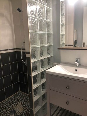 Dusche, Haartrockner, Toilettenpapier