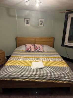 House - Gloucester - 2 Bed House - Sleeps 7 - Pet Friendly (Gloucester)