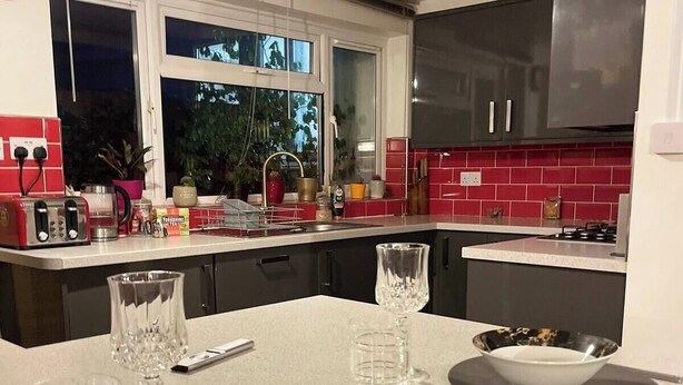 Una cocina moderna con comedor listo para dos personas.