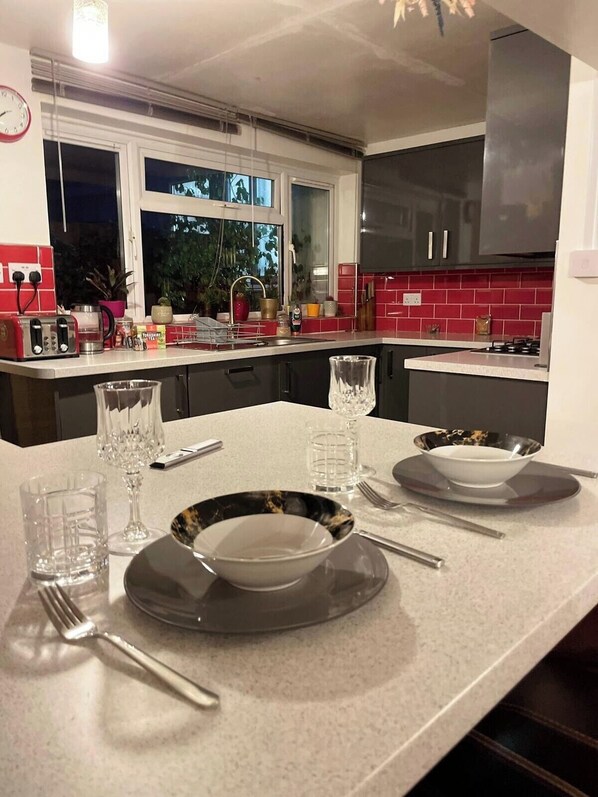 Maison | Cuisine privée | Réfrigérateur, four à micro-ondes, un four, surface de cuisson