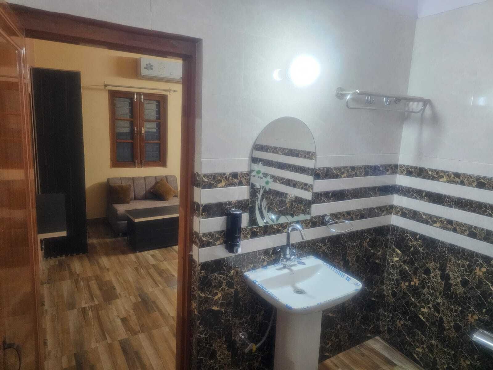 Shower, rainfall showerhead, free toiletries, towels