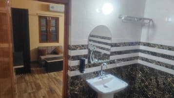 Shower, rainfall showerhead, free toiletries, towels