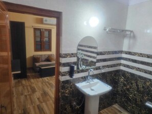 Douche, douche à « effet pluie », articles de toilette gratuits