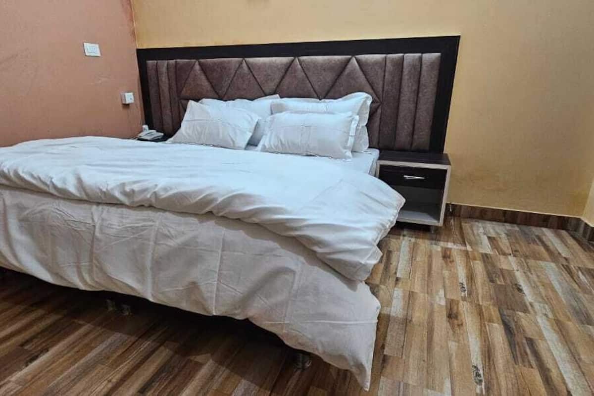 Quarto luxo | Camas com colchões de espuma com sistema de memória, escrivaninha