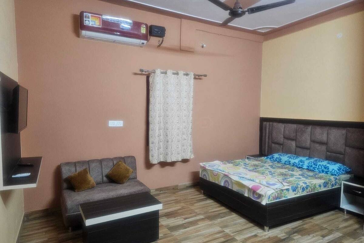 Memory-foam beds, desk, laptop workspace, free WiFi