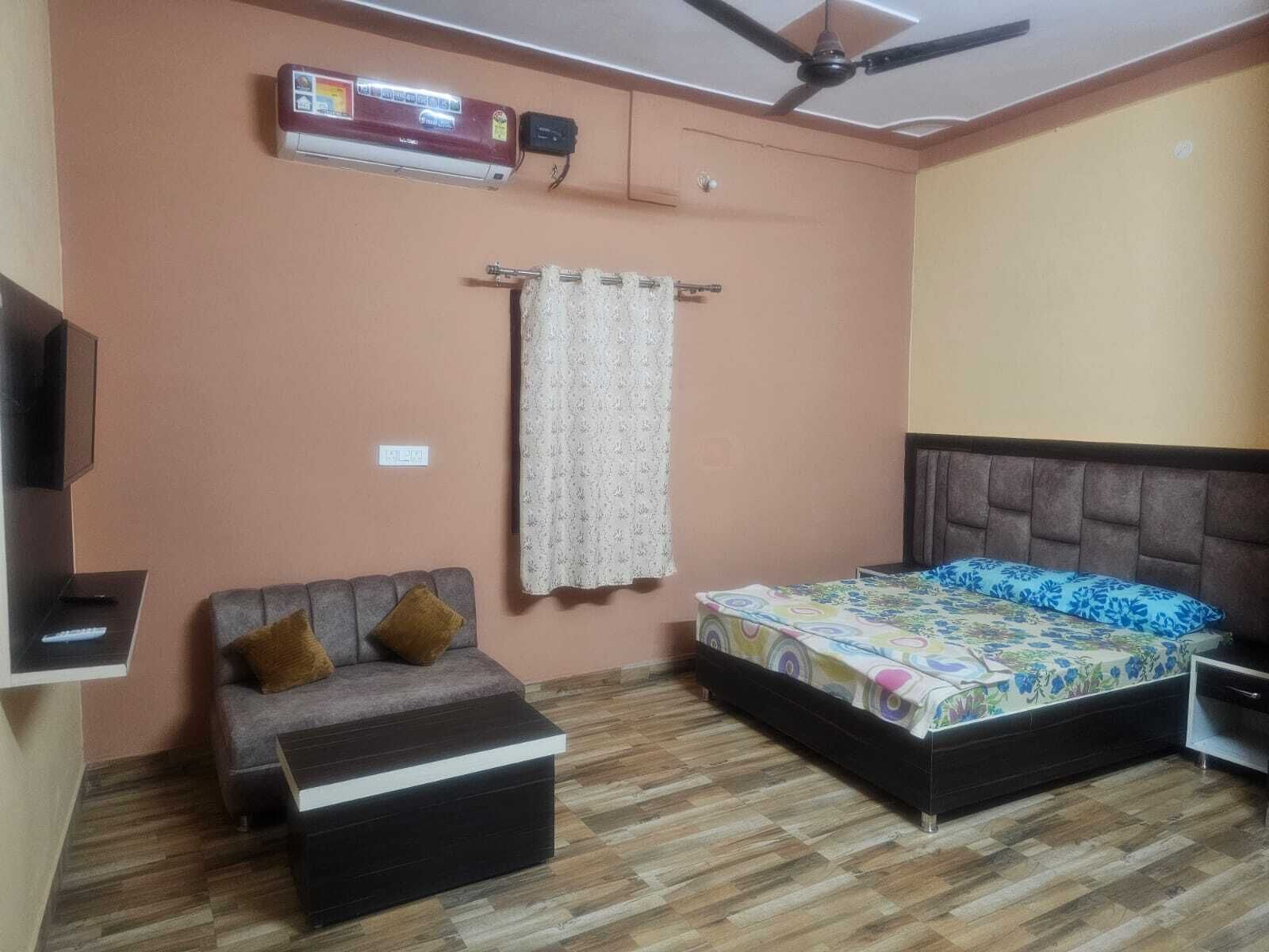 Memory foam beds, desk, laptop workspace, free WiFi