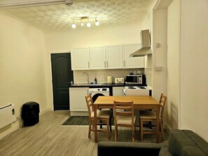 Réfrigérateur, micro-ondes, four, grille-pain