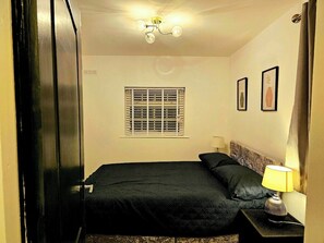 1 bedroom, iron/ironing board, Internet, bed sheets - Modern & Cosy 1 bedroom flat (Bridgend County Borough)