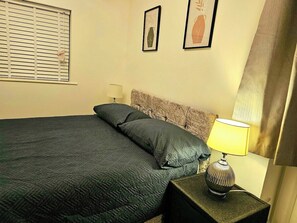 1 bedroom, iron/ironing board, Internet, bed sheets - Modern & Cosy 1 bedroom flat (Bridgend County Borough)