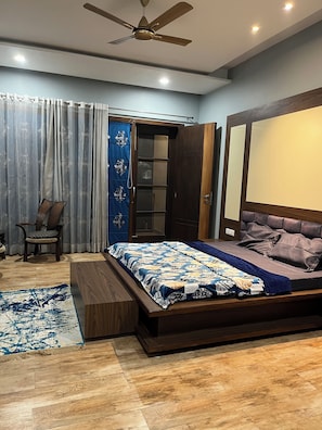 4 bedrooms, iron/ironing board, WiFi, bed sheets