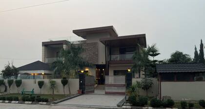 Charming 4-bedroom bungalow with WiFi, AC in Amritsar, Punjab