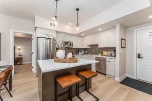 Køleskab, mikrobølgeovn, ovn, kogeplade