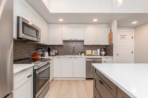 Een koelkast, een microgolfoven, een oven, een kookplaat