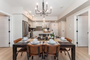 Dining - Roaming Buffalo - Outdoor Pool - Hot Tub - Parking (Dead Man's Flats)