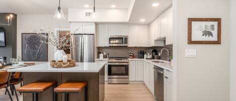 Réfrigérateur, four à micro-ondes, un four, surface de cuisson