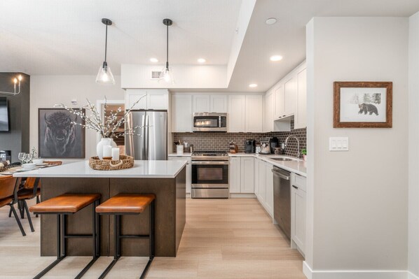 Een koelkast, een microgolfoven, een oven, een kookplaat