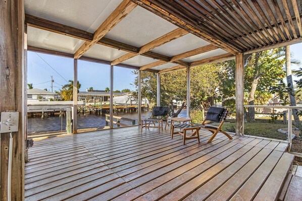 屋外ダイニングエリア