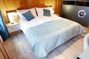 4 bedrooms, WiFi, bed sheets - Gruyère House with Fireplace and Views of the Alps (Albeuve)