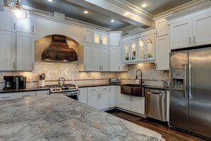 Fridge, microwave, dishwasher, coffee/tea maker - Five BR Luxury Vacation Home w Private Pool Bikes & Beach Gear included (Hilton Head Island)