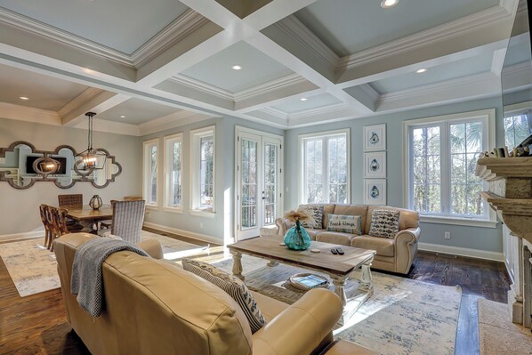 TV - Five BR Luxury Vacation Home w Private Pool Bikes & Beach Gear included (Hilton Head Island)