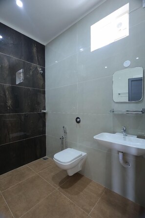 Deluxe Room | Bathroom | Shower, rainfall showerhead, towels, soap - Anglo Resort (Puducherry)