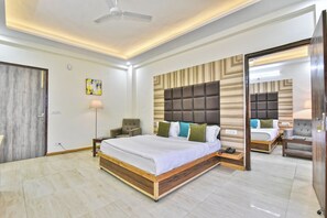 Habitación cuádruple de lujo | Espacio para trabajar con laptop, cortinas blackout y insonorización 