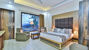 Quarto casal superior, vista para a montanha | Espaço de trabalho para notebook, cortinas blackout