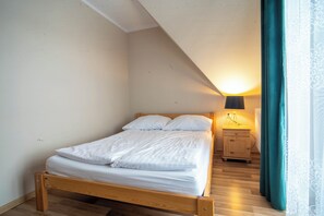 4 bedrooms, iron/ironing board, free WiFi, bed sheets