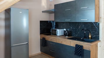 Kühlschrank, Mikrowelle, Wasserkocher, Kochgeschirr/Geschirr/Besteck