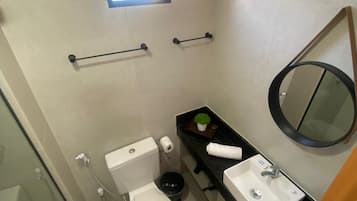 Estúdio econômico, vista para a cidade | Banheiro | Toalhas de banho, sabonete, papel higiênico