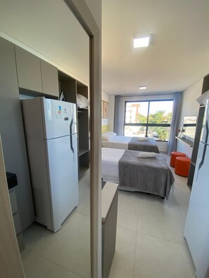 Estúdio econômico, vista para a cidade | Cozinha privada | Geladeira, micro-ondas, cooktop, talheres/pratos/utensílios de cozinha