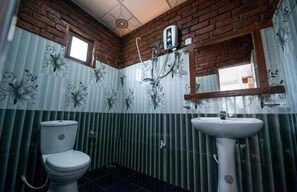 Classic Double Room, Balcony, Mountain View | Bathroom