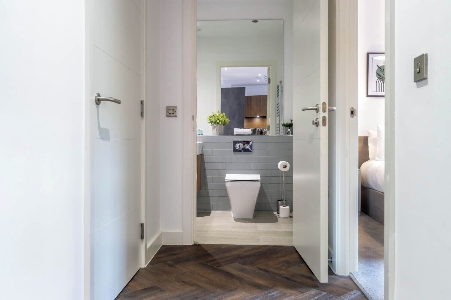 Ein modernes Badezimmer mit Toilette, Waschbecken und Duschbereich.