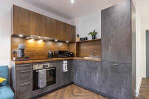 ตู้เย็น, ไมโครเวฟ, เตาอบ, เตาประกอบอาหาร