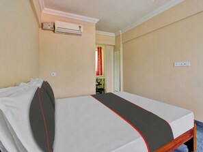 Deluxe driepersoonskamer | Een bureau, gratis wifi
