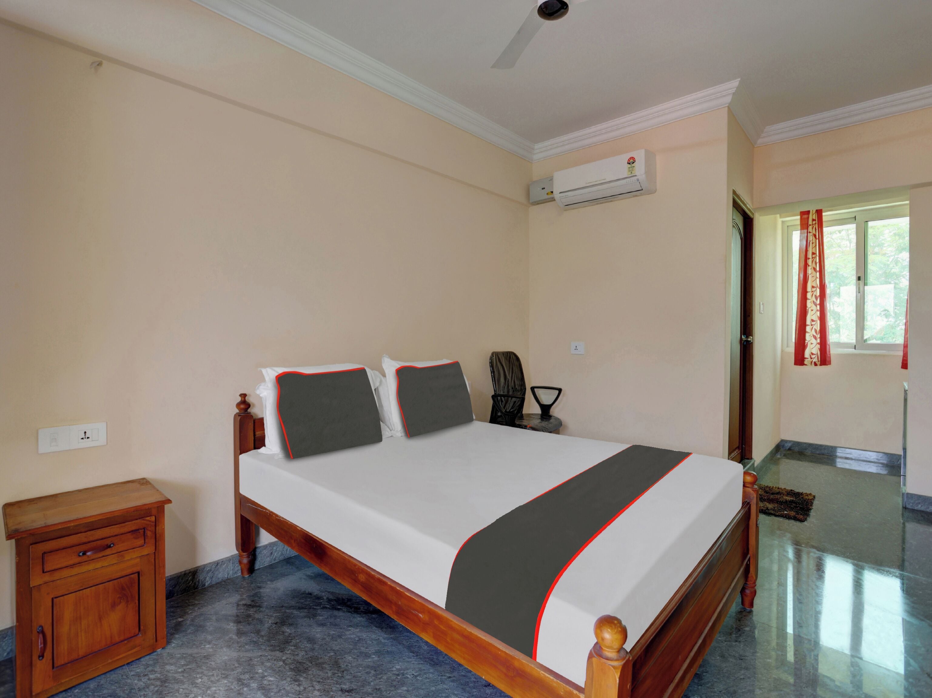 Basic Single Room | Desk, free WiFi