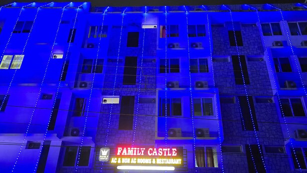 A building with multiple floors, featuring a sign that reads "FAMILY CASTLE AC & NON AC ROOMS & RESTAURANT." - Family Castle Hotel & Restaurant (Thiruvananthapuram)