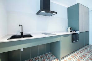 Een koelkast, een magnetron, een oven, een kookplaat